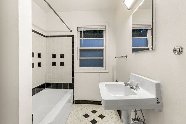 Building Photo - 6610 E Burnside St