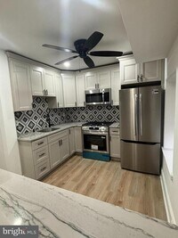 Building Photo - 320 Loney St