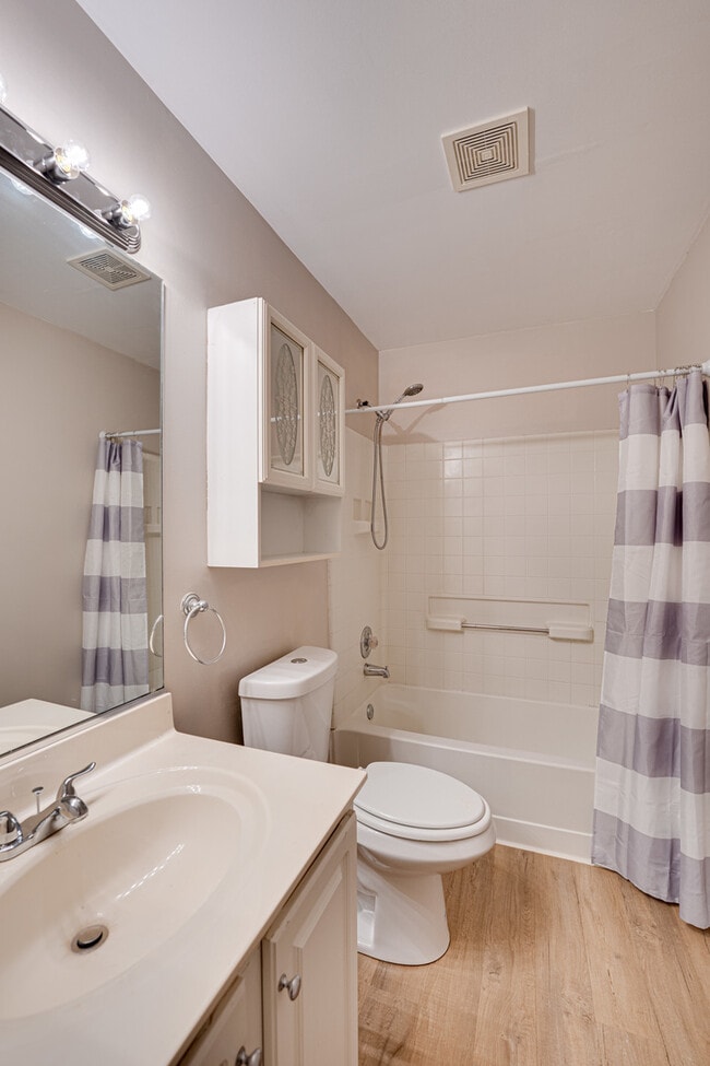Building Photo - 3399 Ravinia Cir