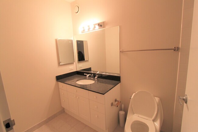 Building Photo - 512 N McClurg Ct