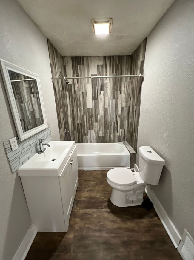 Building Photo - Upstairs 2-Bed, 1.5-Bath Duplex