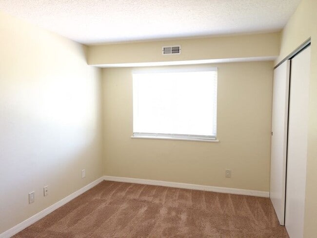 Building Photo - 14 W Rhodes Dr