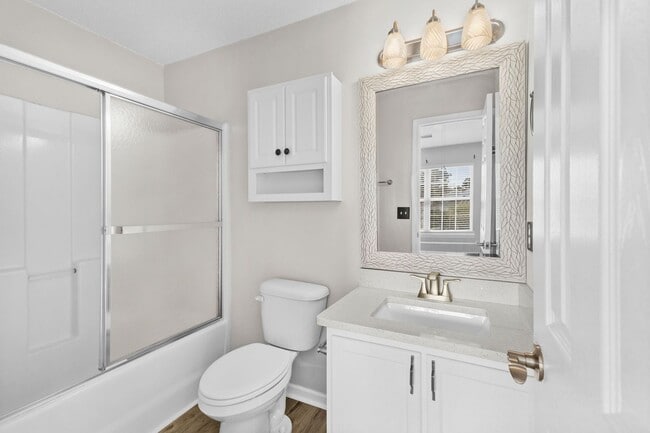 Building Photo - Charming Townhome with Water Views near The Market Common!