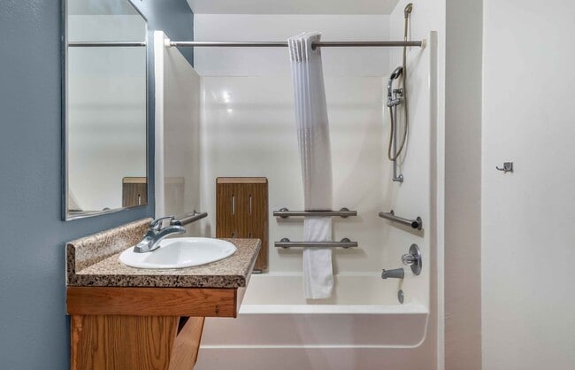 Building Photo - Furnished Studio-Laredo