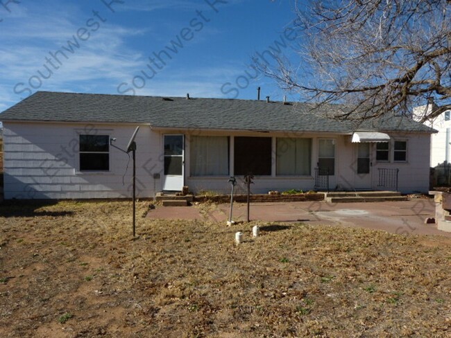 Building Photo - Charming two bedroom home