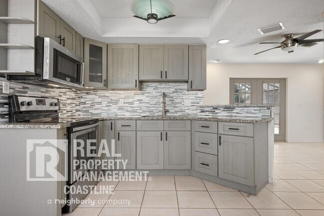 Building Photo - Welcome to Your Venice Oasis!