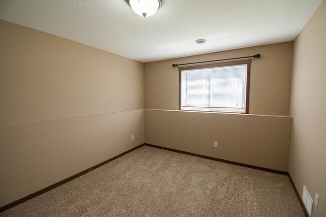 Building Photo - Move-In Ready NW Rochester Home with Finished Lower Level