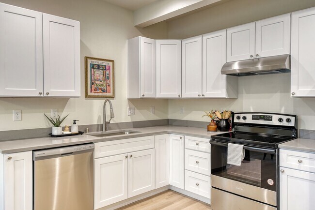 Building Photo - 4913 E 6th Ave