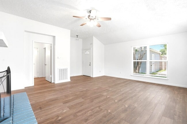 Building Photo - 16007 Ridgegreen Dr