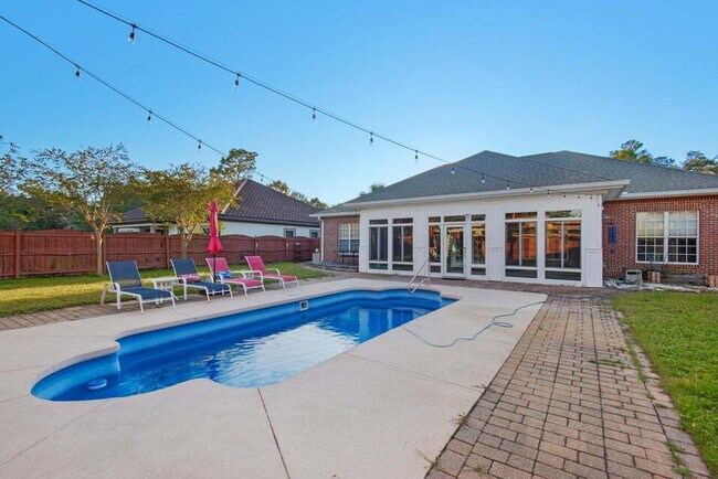 Building Photo - "Charming 3-Bed Oasis with Pool in Niceville!"