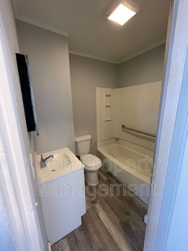 Building Photo - 42 Parker St