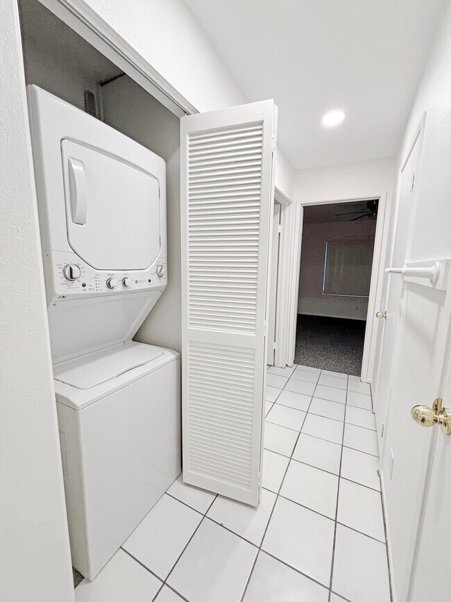 Building Photo - 63 Lakeview Cir