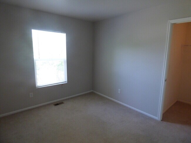 Building Photo - Beautiful 3 Bedroom 2 Bath Townhome with 2...