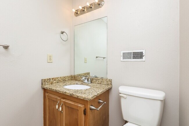 Building Photo - 495 Forest Ridge Dr