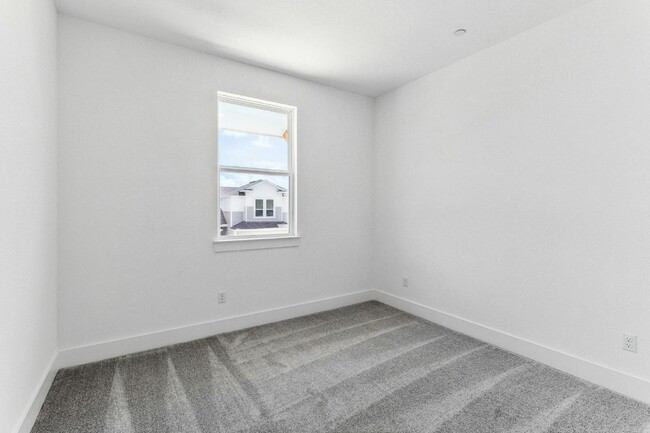 Building Photo - Beautiful 3 Bedroom Townhome