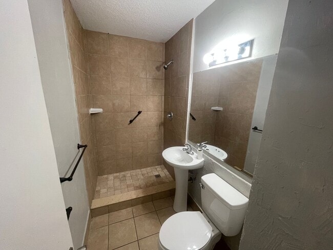 Building Photo - Eustis 2 Bed 2 Bath Home w/ Den