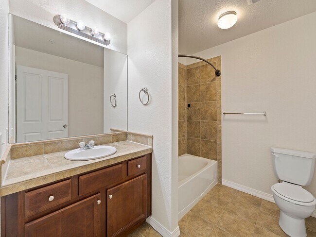 Building Photo - 2 bed 2 Bath Condo with Community Pool!