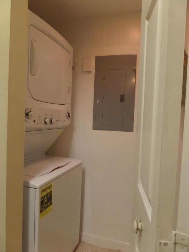 Building Photo - 10318 Fox Trail Rd S