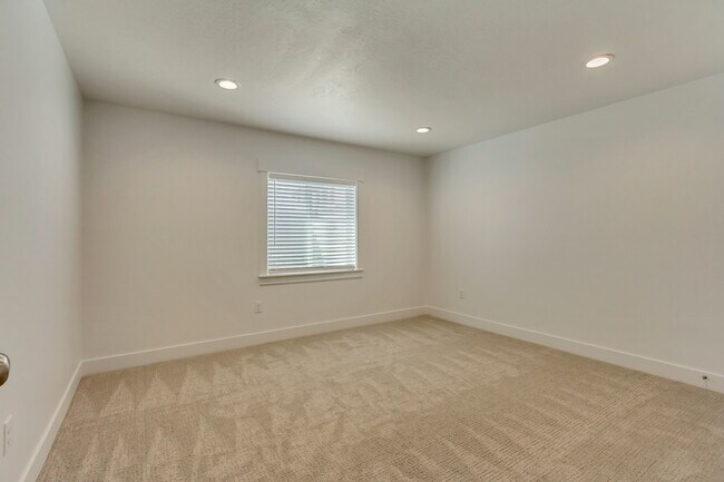 Building Photo - 1241 Boxelder Dr