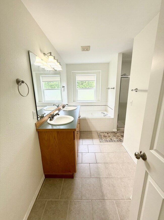 Building Photo - Must-see house in Poulsbo Forest Rock Hill...