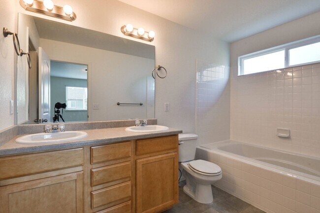 Building Photo - 476 Havenbrook Dr