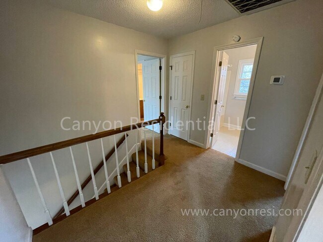 Building Photo - Beautiful 3b Room!Move in ready!
