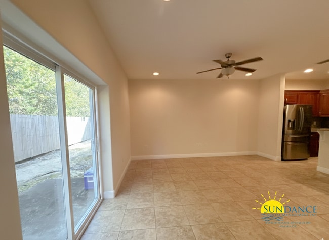 Building Photo - Beautiful 3 Bedroom Townhouse in The Palm Reserve