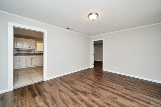 Building Photo - Spacious & Stylish – Fully Renovated 4BR H...