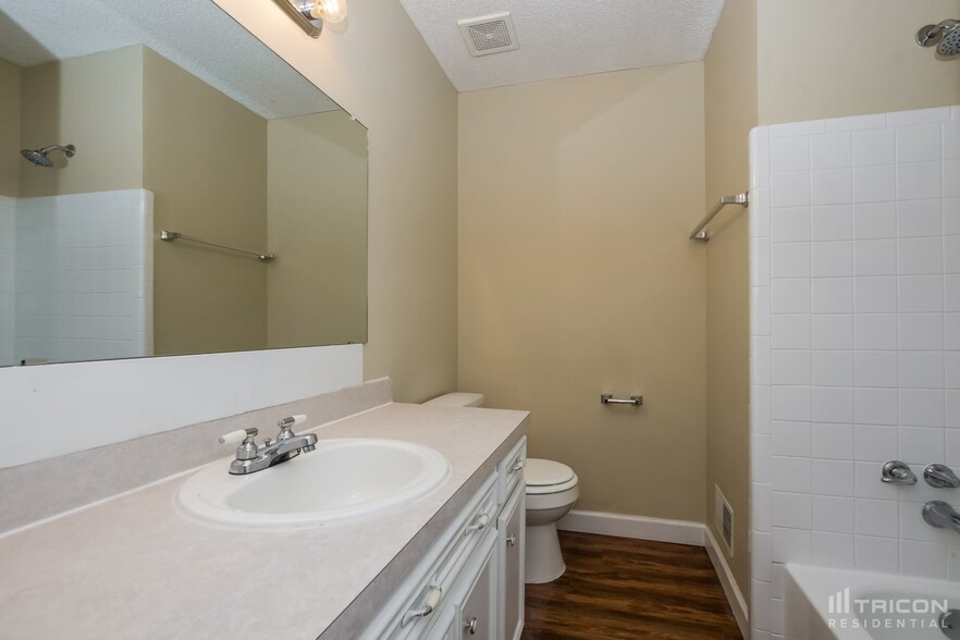 Building Photo - 136 Glenshannon Dr