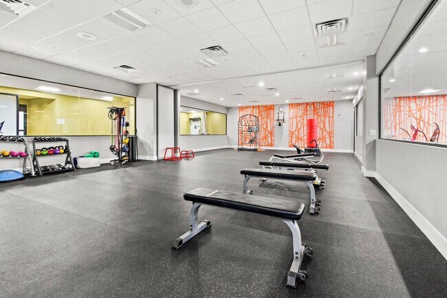 Building Photo - 3059 Ainslie Dr