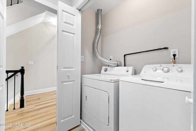 Building Photo - 3456 E Thistle Ave