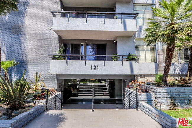 Building Photo - 121 S Palm Dr