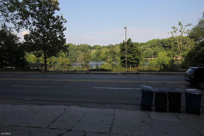 House overlooking Huron river and Argo park - 1035 N Main St