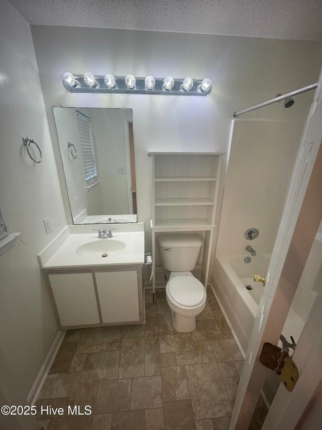 Building Photo - 300 Pinegrove Ct