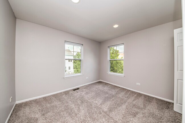Building Photo - 5565 Cambridge Way