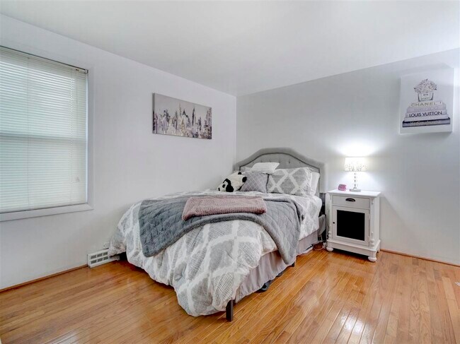 Building Photo - 14 Chopin Ct