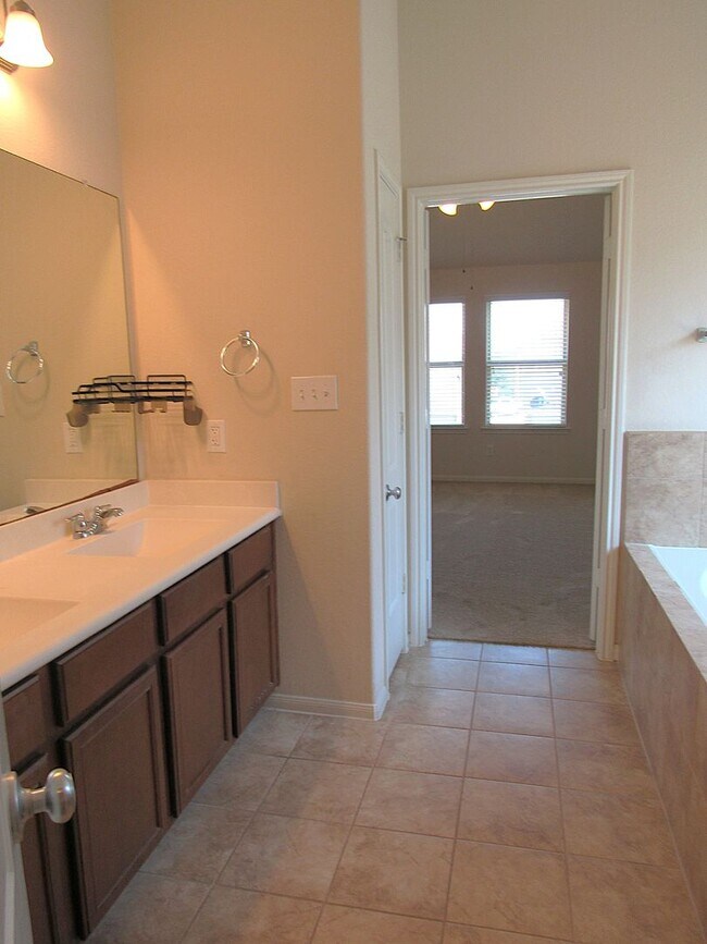 Building Photo - Spacious, Modern and Conveniently Located ...