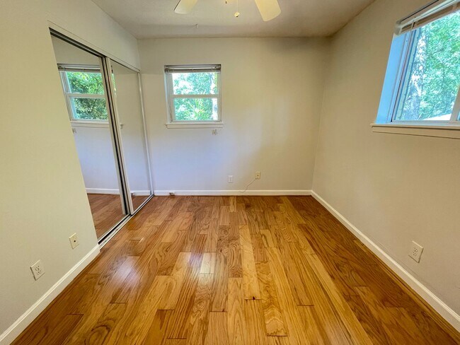 Building Photo - Sweet Spot in Carrboro! Inviting, updated 3br 2ba condo...Walk to Weaver St. & minutes to UNC