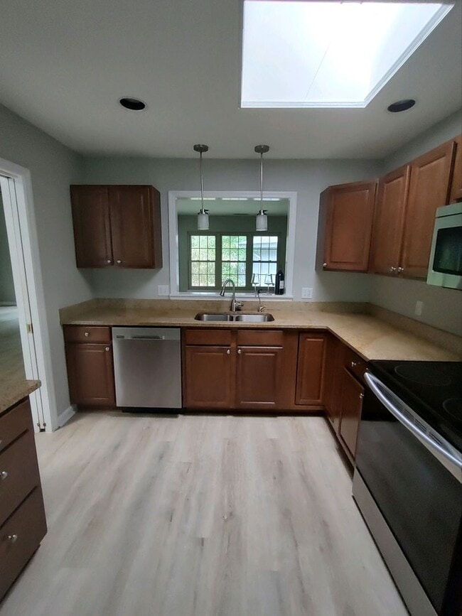 Building Photo - 30 Chickadee Rd