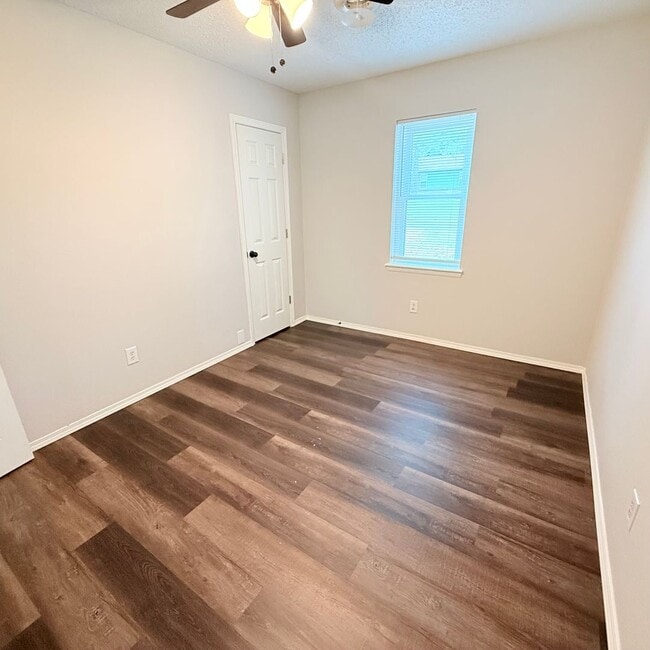 Building Photo - MOVE IN READY??