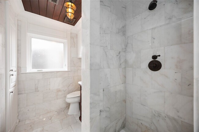 Building Photo - 4031 Fernwood Dr