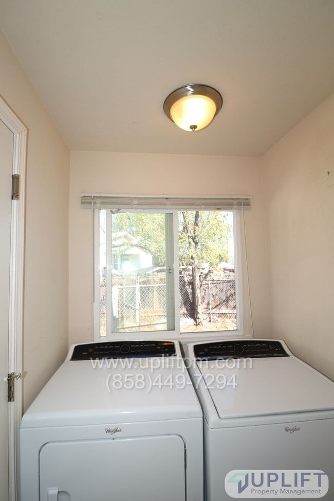 Building Photo - 950 B St