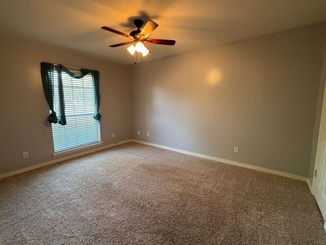 Building Photo - SPACIOUS HOME WITH FLEX ROOM