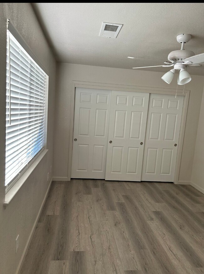 Building Photo - 1074 S Jordan Way