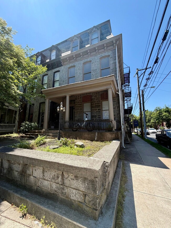Building Photo - 446 N Duke St