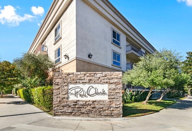 Building Photo - 141 S Clark Dr