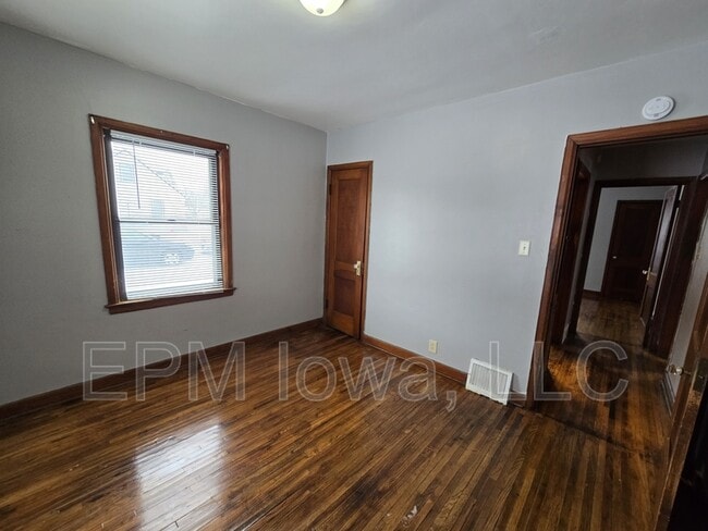 Building Photo - 401 Charles St