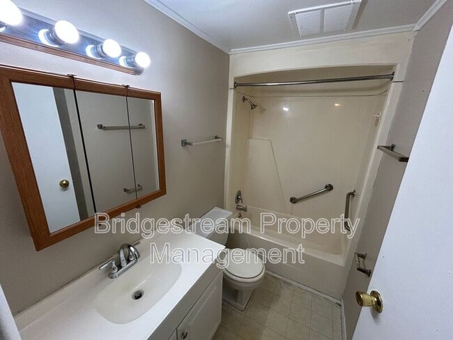 Building Photo - 838 Randler Ave