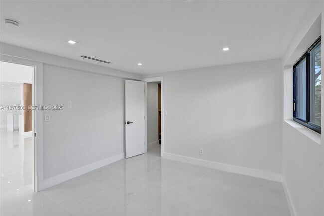 Building Photo - 1931 NE 186th Dr