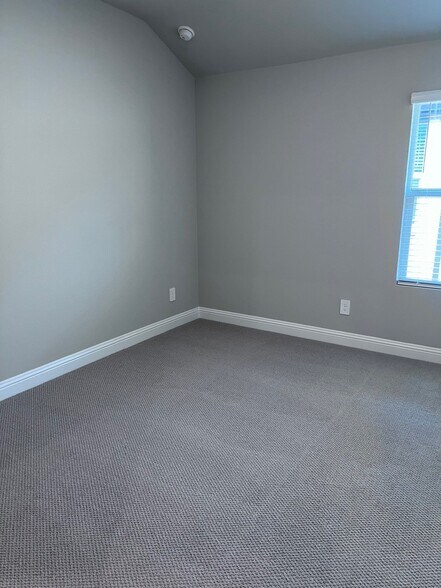 Building Photo - 601 Huntley Dr